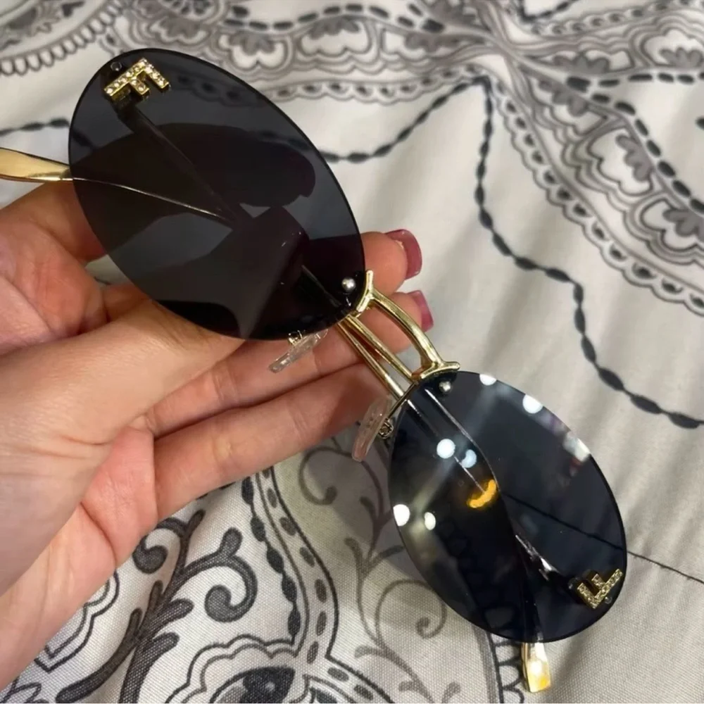 Retro F Stylish Black Sunglasses - Picture 3 of 15